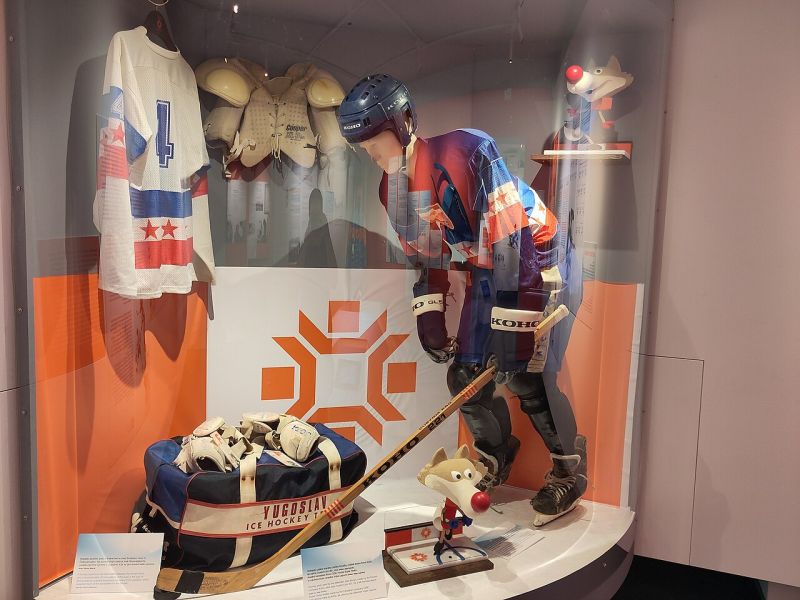 File:Équipement de hockey de l'équipe de Yougoslavie aux JO de 1984.jpg