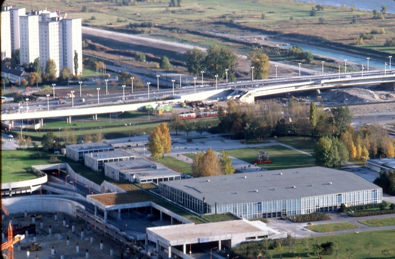 File:075R16181080 Donauturm.jpg