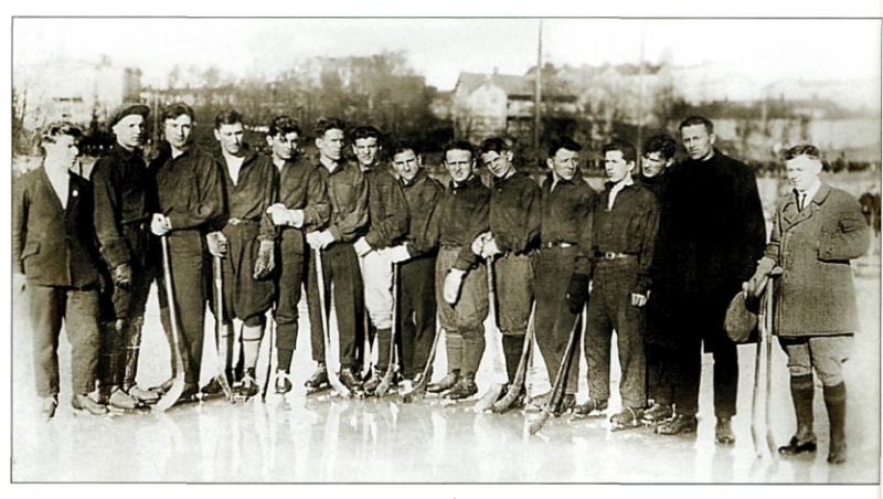 File:1930 - Moscow team in Finland.png
