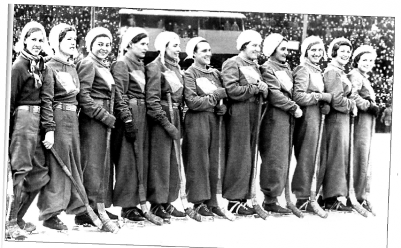 File:1939 - Burevestnik women - winners of USSR Cup.png
